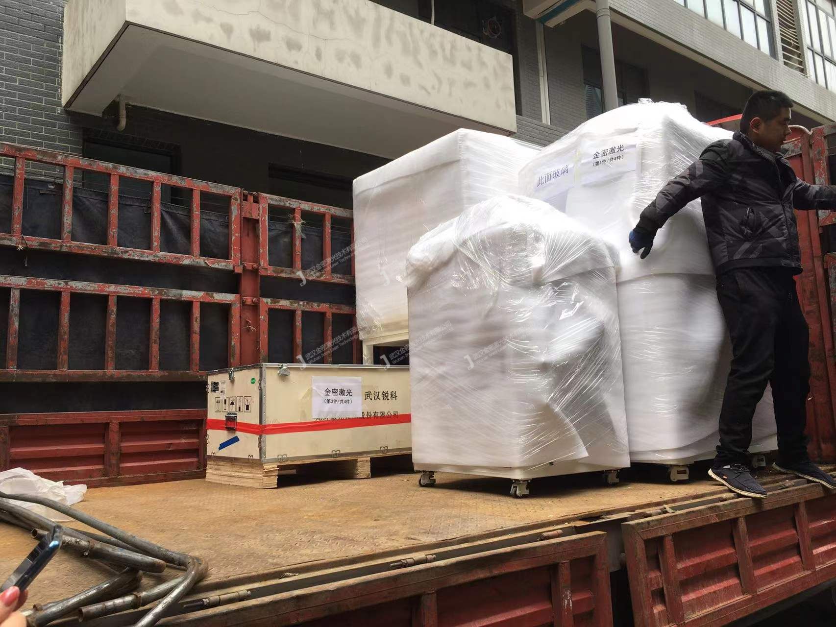 四川某高校密封艙激光熔覆機設備生產完畢，裝車發貨