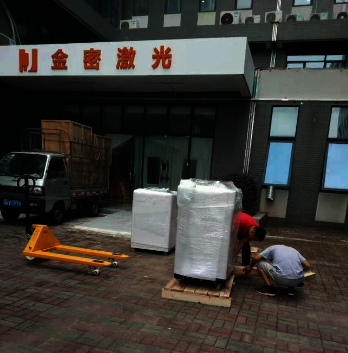 見證激光焊接機設(shè)備打包發(fā)貨現(xiàn)場,客戶安心選購